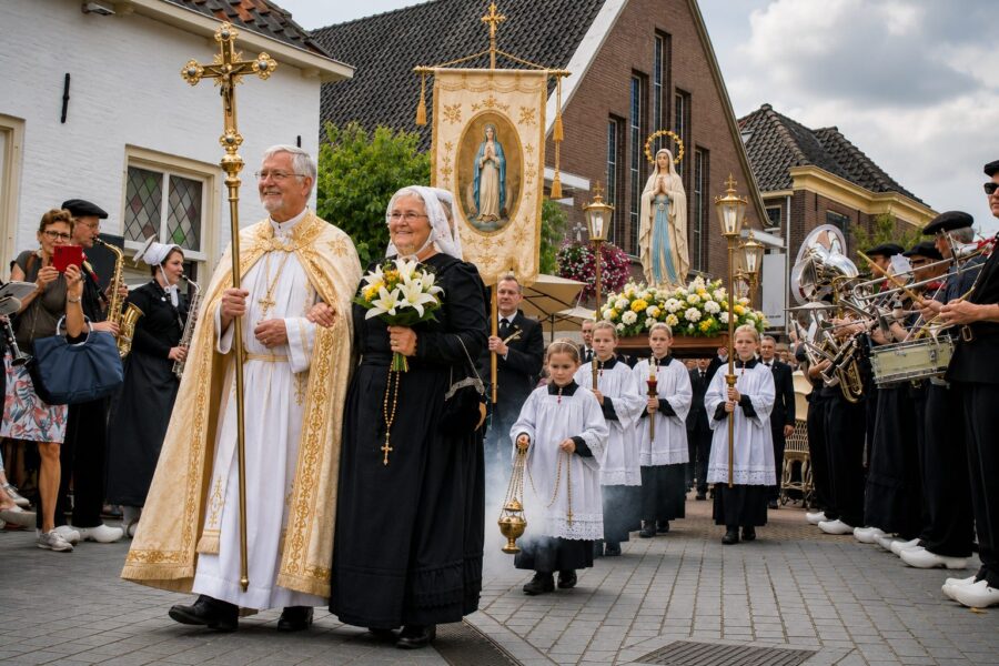 Katholieke processie terug op Oud Veluwse Markt