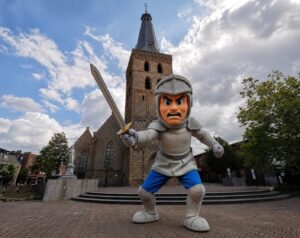 Ridder Jan krijgt stem én hartverzakking na onthaal door vrouwelijke burgemeester: “Dat kan helemaal niet”